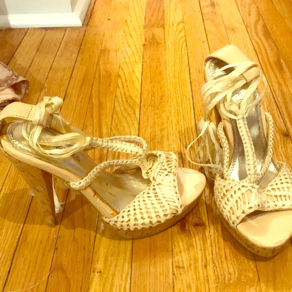 Peep toes tide up
